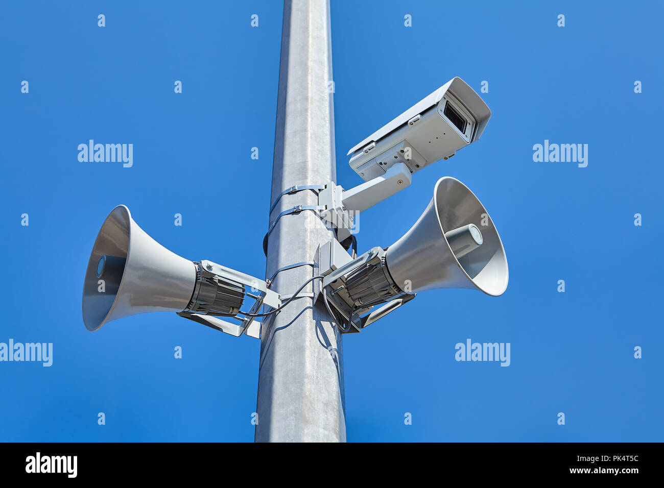 Città strada e sistema di video-sorveglianza nonché gli enti pubblici altoparlanti montati su un pilone in acciaio. Foto Stock