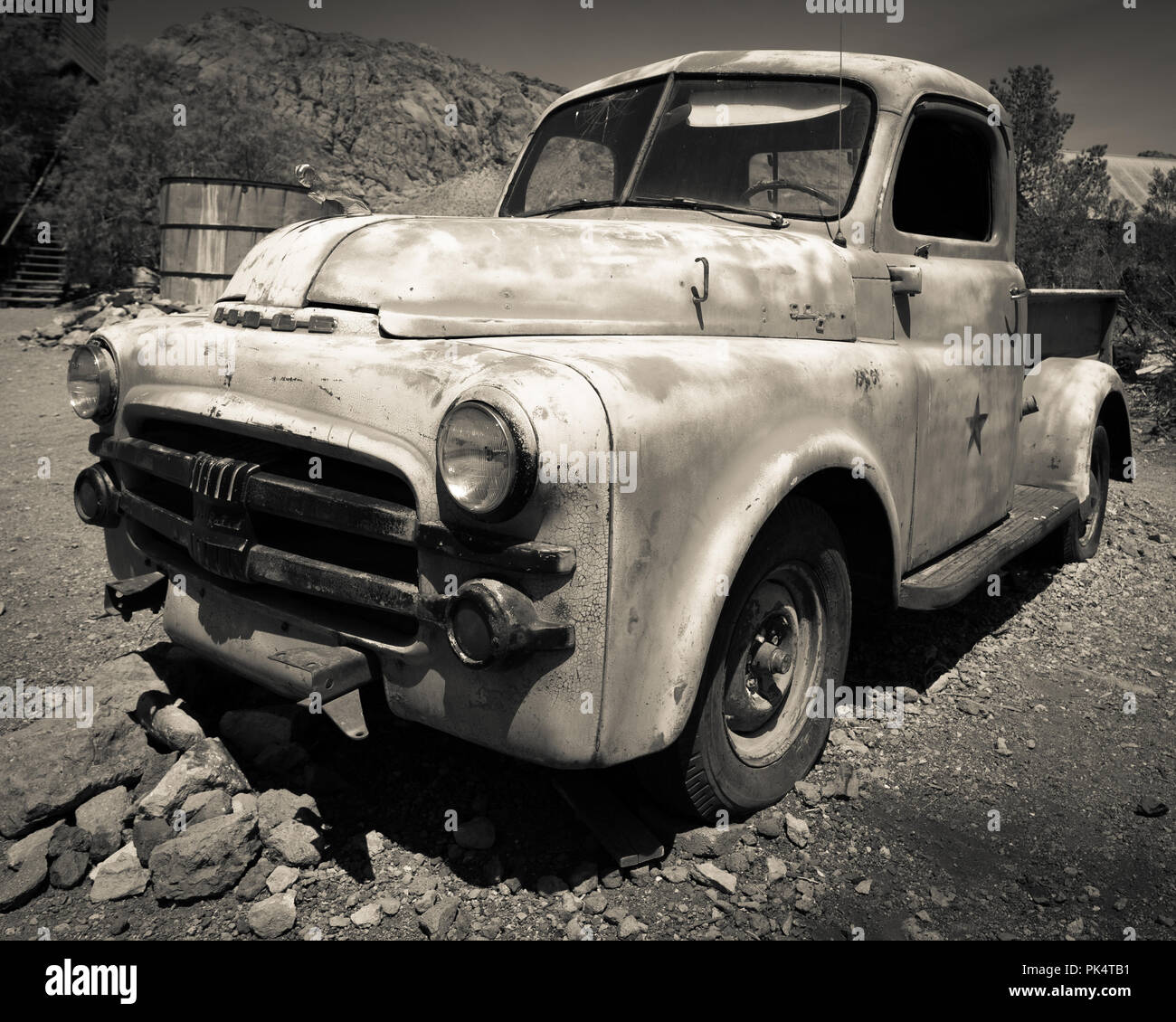 Un vintage vecchio camion Dodge abbandonati nel deserto del Nevada. Foto Stock