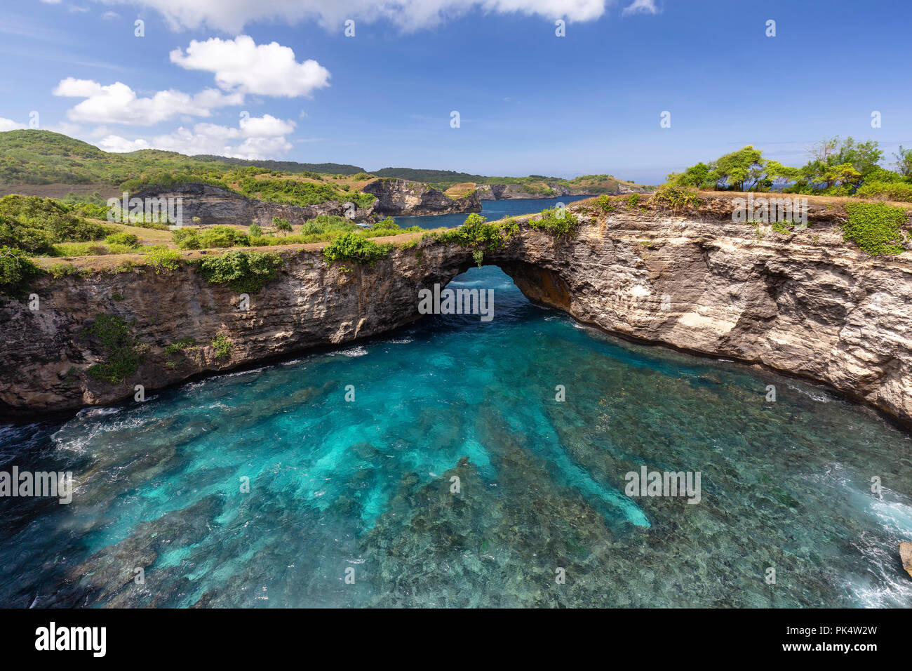 Acque tropicali in laguna a rotture di spiaggia, una famosa destinazione turistica a Nusa Penida. Foto Stock