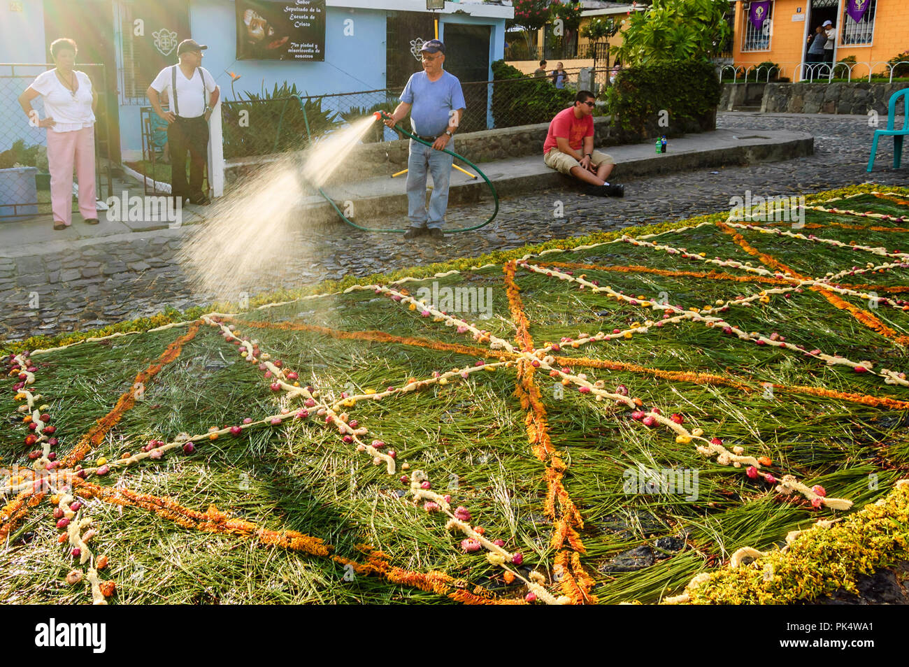 Antigua Guatemala - Aprile 3, 2015: abbeveraggio processione del Venerdì santo tappeto nel Patrimonio mondiale dell UNESCO con il famoso alle celebrazioni della Settimana Santa. Foto Stock