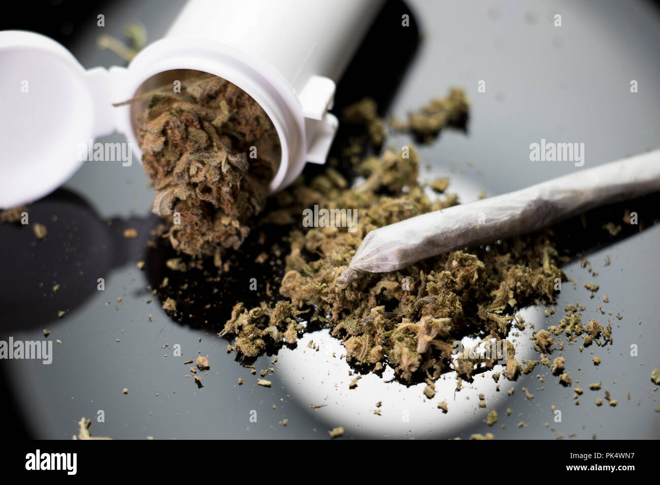 Prescription weed sulla tavola nera. La legalizzazione della pentola. Rimedi naturali. Giunto di marijuana. Foto Stock