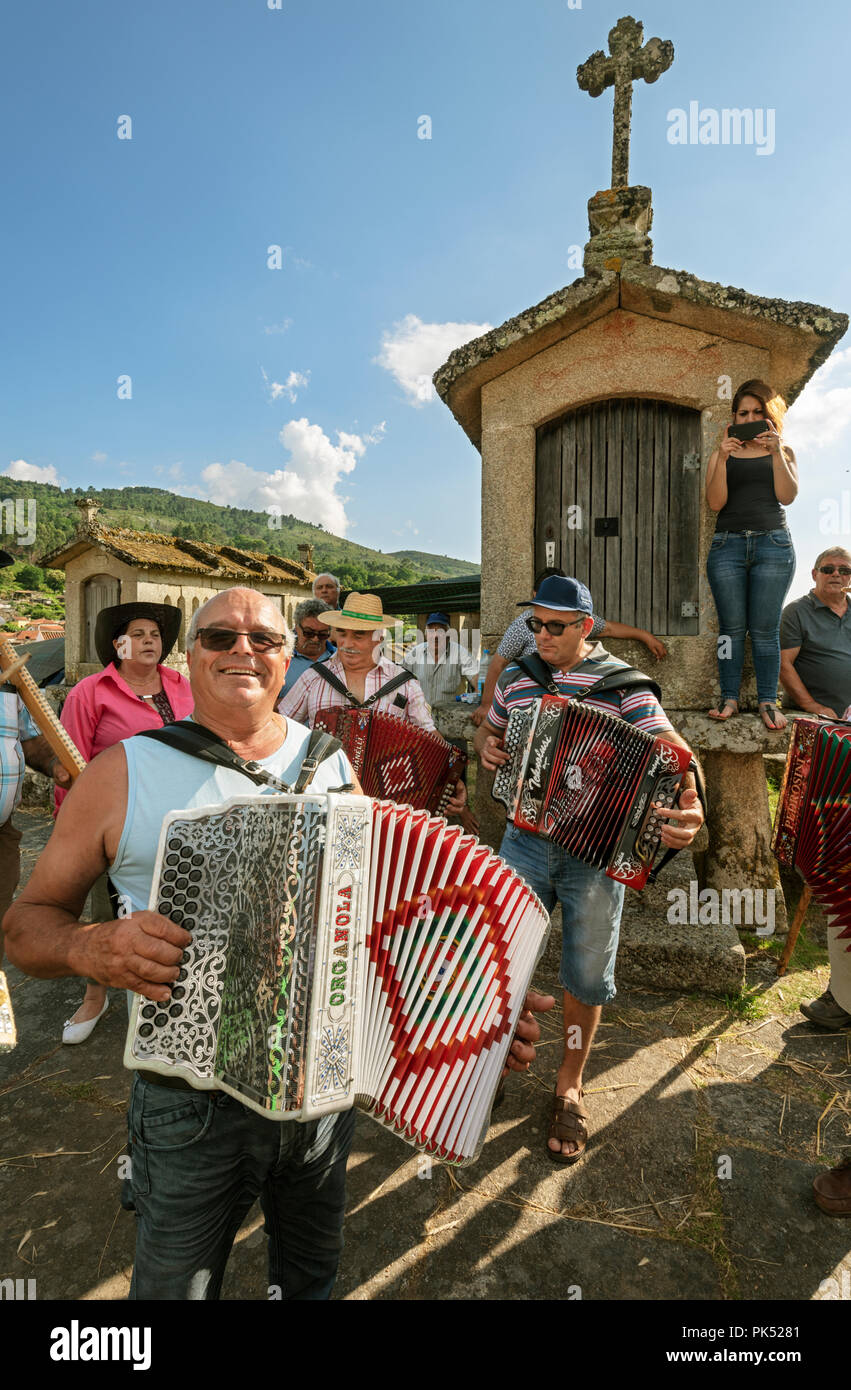Musicisti di suonare brani di musica tradizionale durante la segala Harvest Festival. Lindoso, Panda Geres National Park. Alto Minho, Portogallo Foto Stock