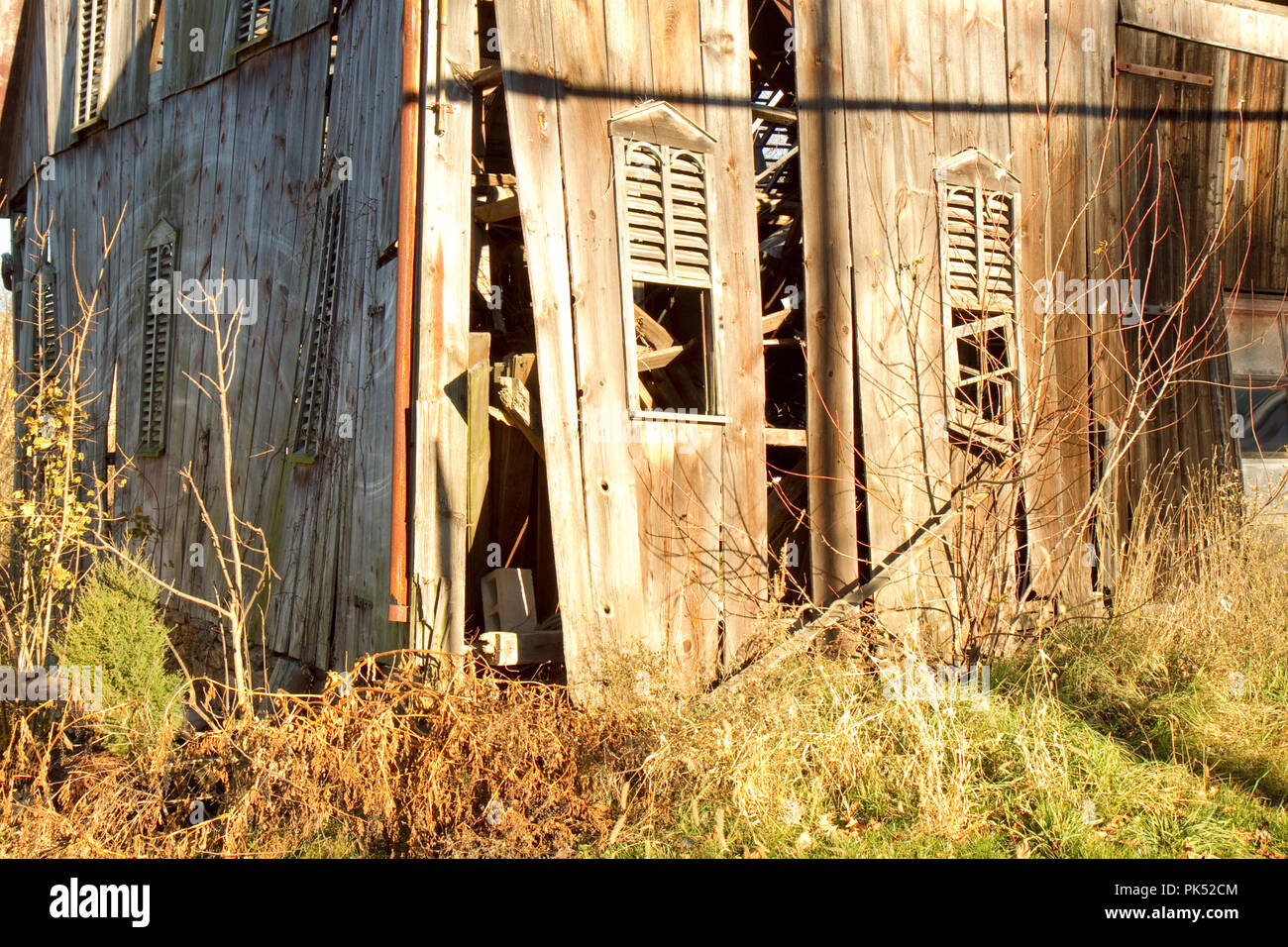 Vecchio, weathered e ripartiti in fienile edificio. Foto Stock