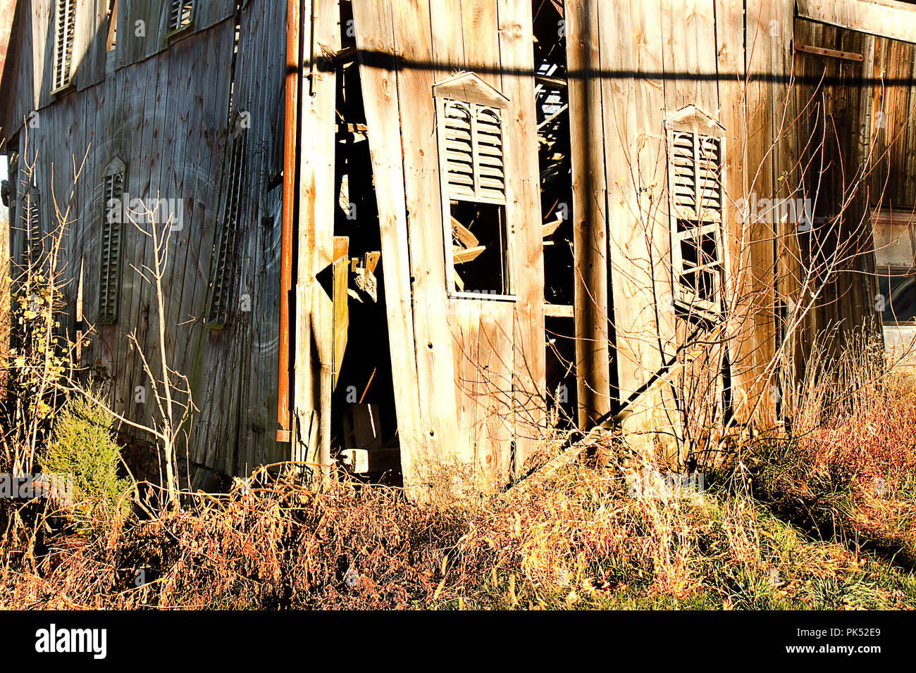 Vecchio, weathered e ripartiti in fienile edificio. Foto Stock