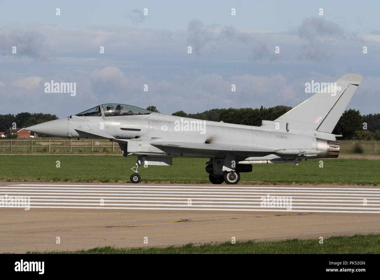 RAF Typhoon dall'ala a Coningsby rullaggio sulla pista prima di una partenza al mattino per la gamma locale. Foto Stock