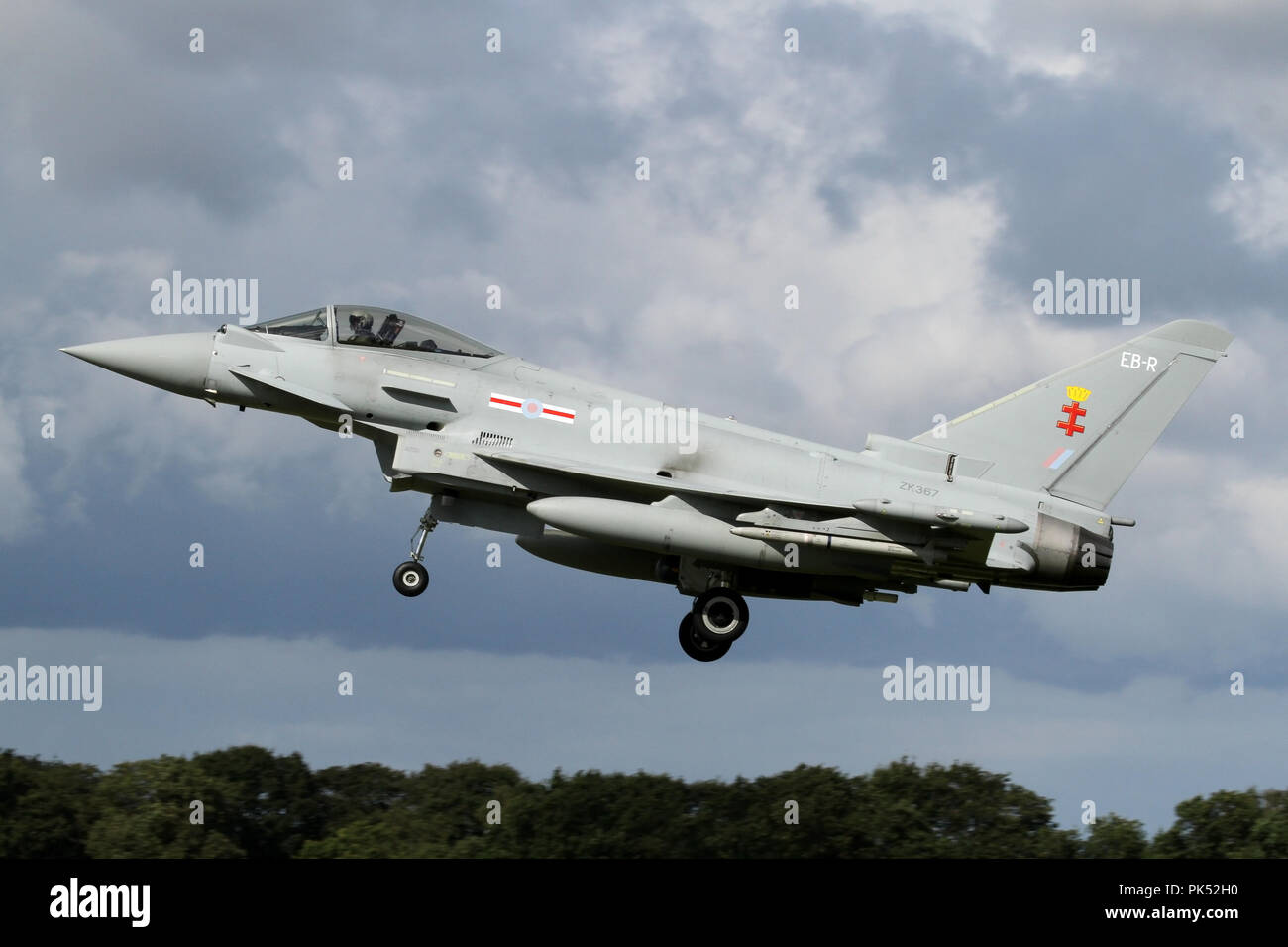 Typhoon FGR4 sull'approccio finale a RAF Coningsby durante il giunto UK/tedesco esercizio Cobra guerriero. Foto Stock