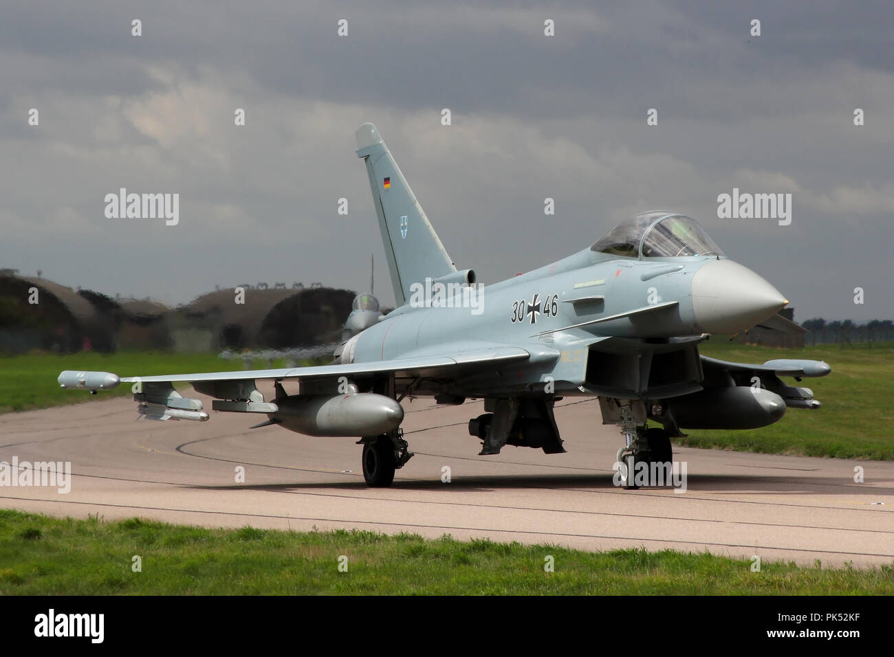 Luftwaffe Eurofighter EF-2000 tassare la pista di RAF Coningsby durante il giunto RAF e Luftwaffe esercizio comune della Warrior 2018. Foto Stock