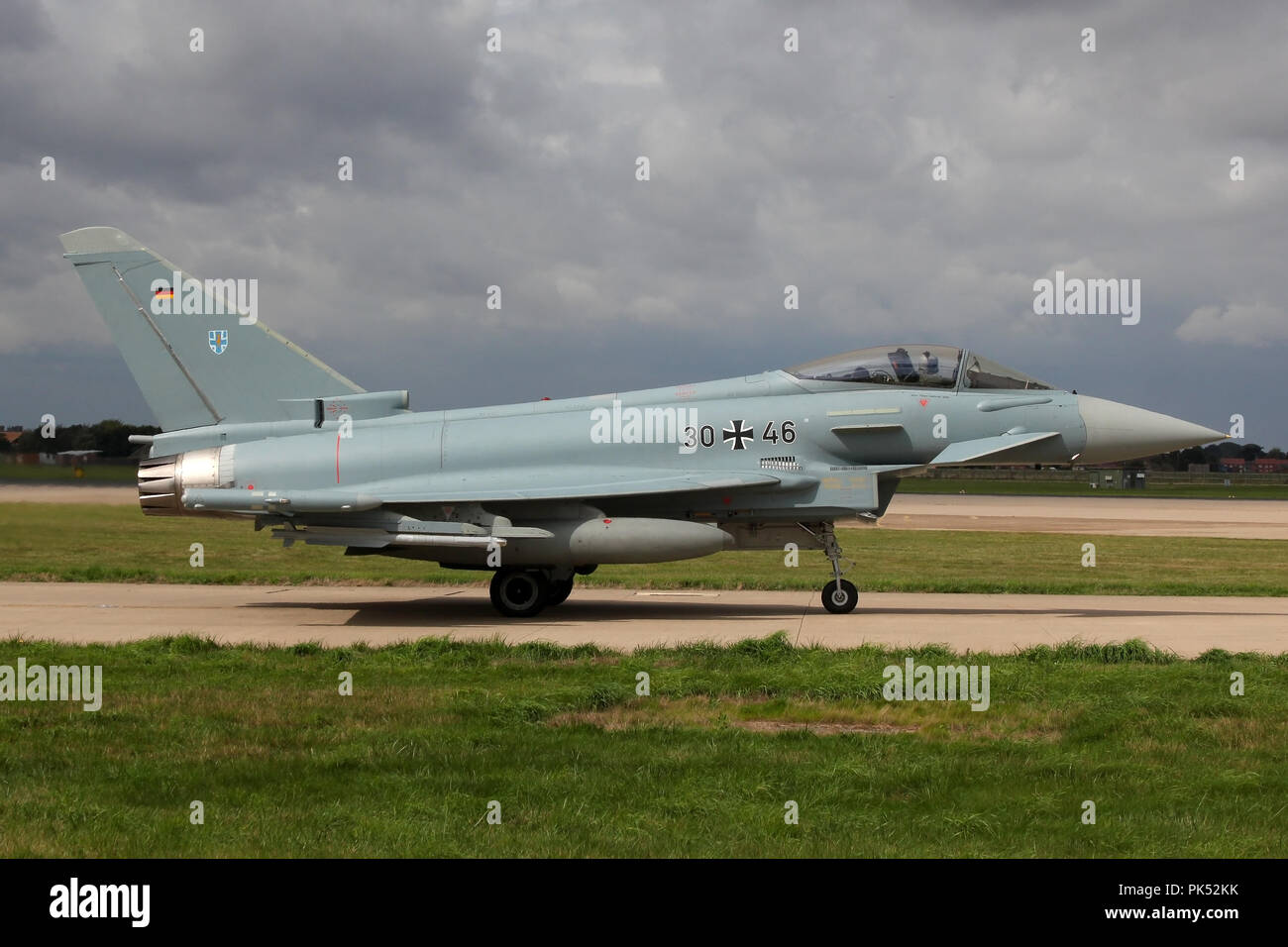 Luftwaffe Eurofighter EF-2000 tassare la pista di RAF Coningsby durante il giunto RAF e Luftwaffe esercizio comune della Warrior 2018. Foto Stock