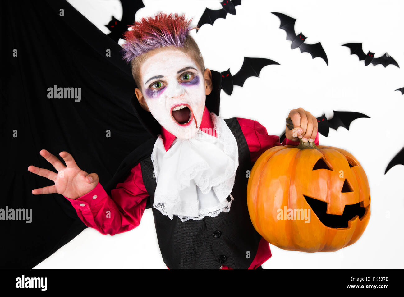 I bambini di Halloween. Spooky ragazzo con un costume di halloween di un vampiro Dracula con zucca di halloween jack o lantern, pronto per la festa di Halloween o zucca p Foto Stock