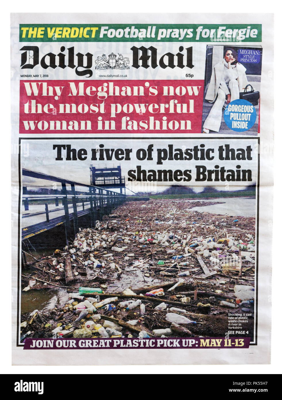 Pagina anteriore del Daily Mail con il titolo Il Fiume di plastica che è una vergogna per la Gran Bretagna, circa la quantità di rifiuti di plastica nell'ambiente Foto Stock