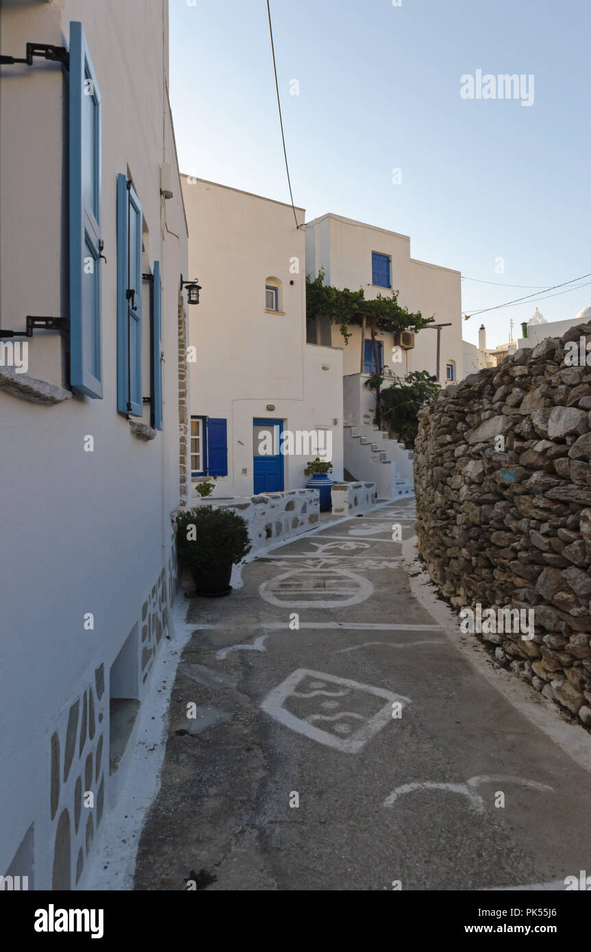 Vicolo pittoresco presso la capitale medievale di Amorgos Foto Stock