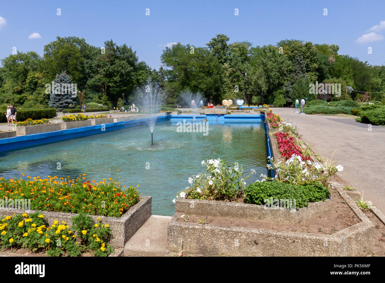 Vista generale di persone nel Parco Herastrau (Parcul Herăstrău), Bucarest, Romania. Foto Stock