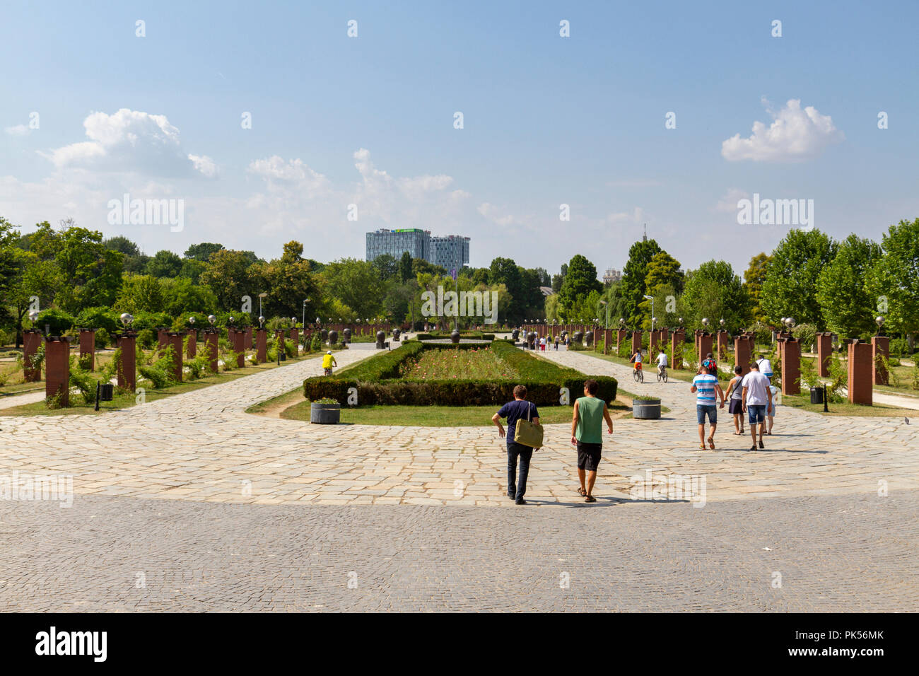 Vista generale di persone nel Parco Herastrau (Parcul Herăstrău), Bucarest, Romania. Foto Stock