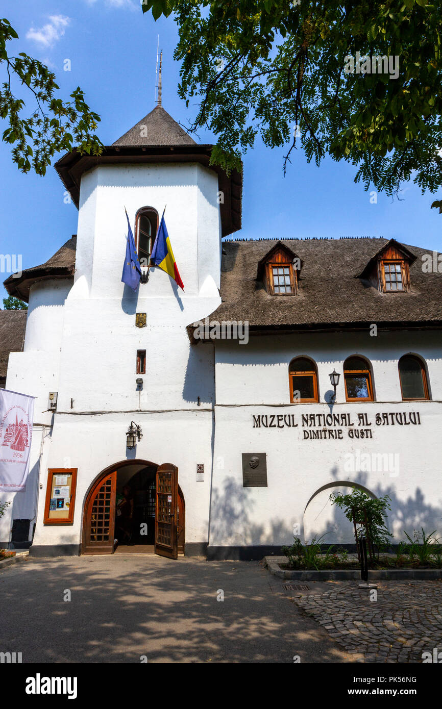 Ingresso principale al Dimitrie gusti nazionali museo del villaggio nel Parco Herăstrău, Bucarest, Romania. Foto Stock