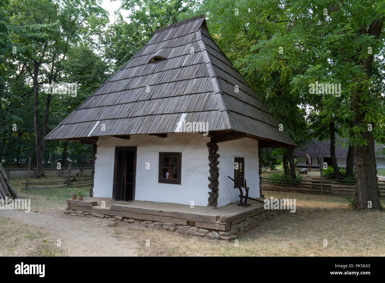 Un diciannovesimo centruy casa dalla Rapciuni, com. Ceahlau, Neamt regione nel Dimitrie gusti nazionali museo del villaggio nel Parco Herăstrău, Bucarest, Romania Foto Stock