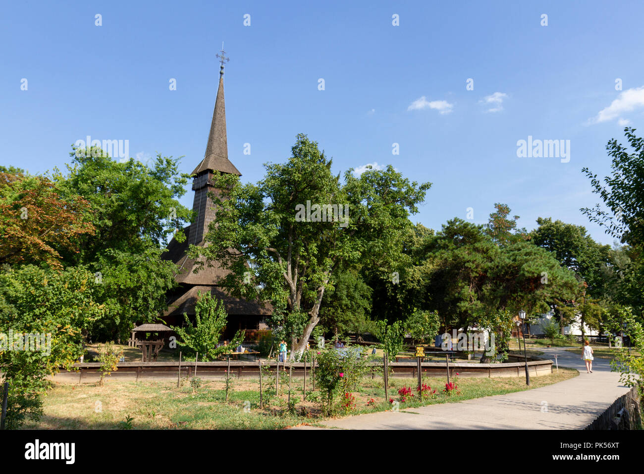 Il Dragomiresti chiesa in legno nel museo del villaggio in Dimitrie gusti nazionali museo del villaggio nel Parco Herăstrău, Bucarest, Romania. Foto Stock