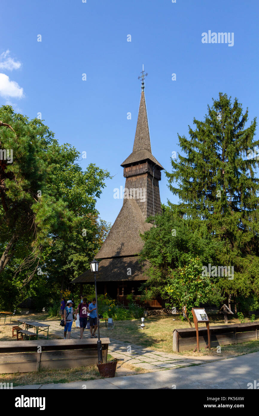 Il Dragomiresti chiesa in legno nel museo del villaggio in Dimitrie gusti nazionali museo del villaggio nel Parco Herăstrău, Bucarest, Romania. Foto Stock