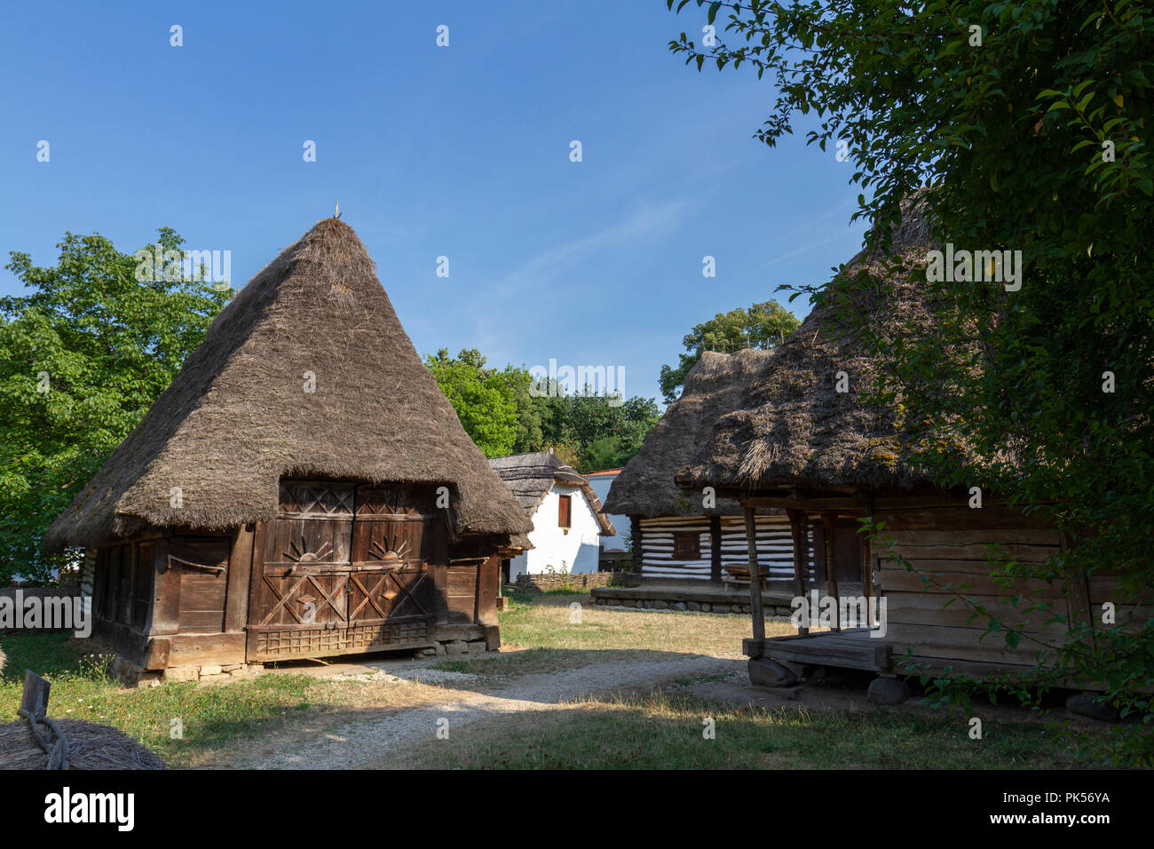 Un insediamento rumeno della Valle di Mara dal 1775 nell'Dimitrie gusti nazionali museo del villaggio nel Parco Herăstrău, Bucarest, Romania. Foto Stock