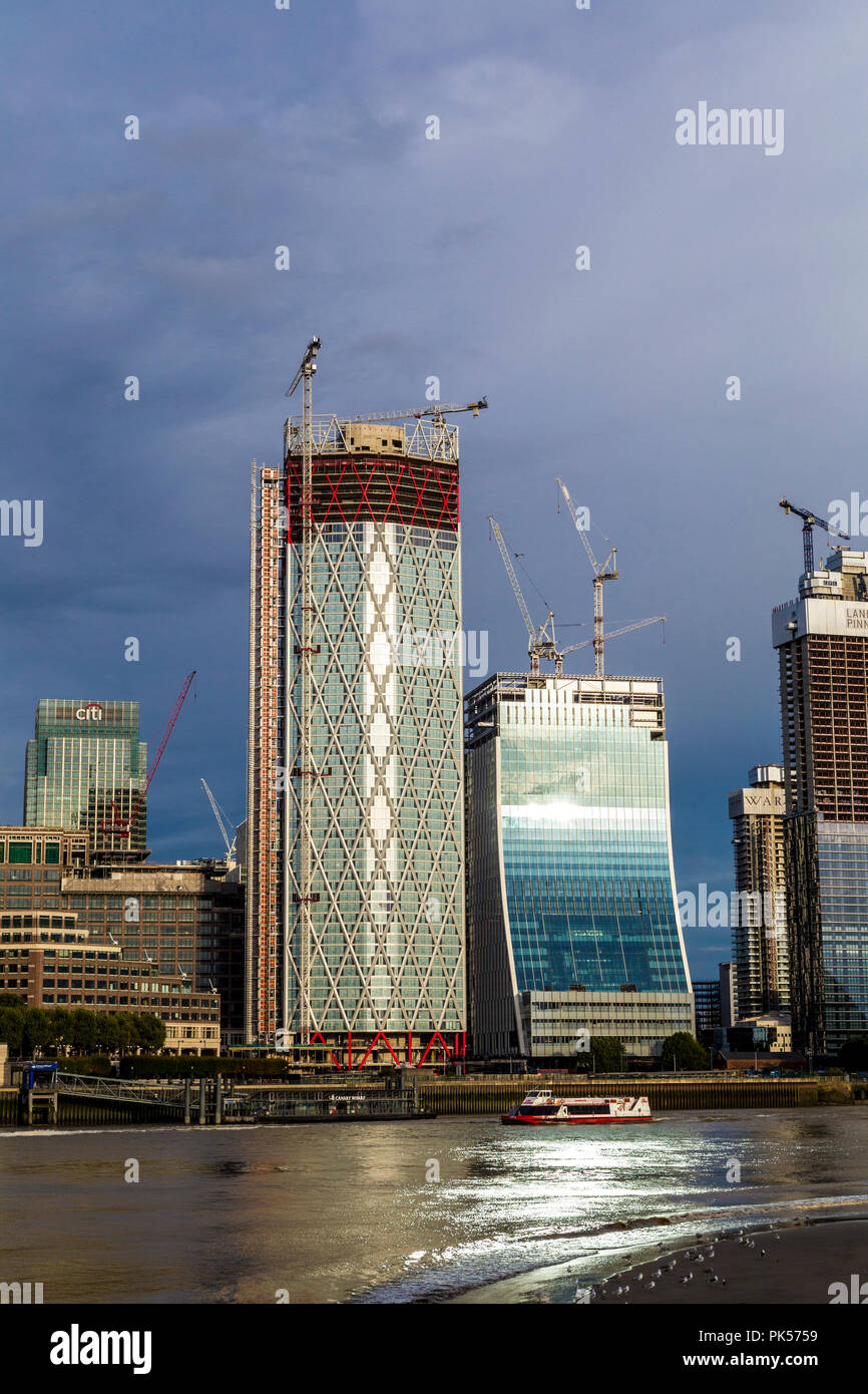 Settembre 2018 - il nuovo skyline di Canary Wharf, la costruzione di Terranova - un grattacielo residenziale e un blocco ufficio di Bank Street Foto Stock