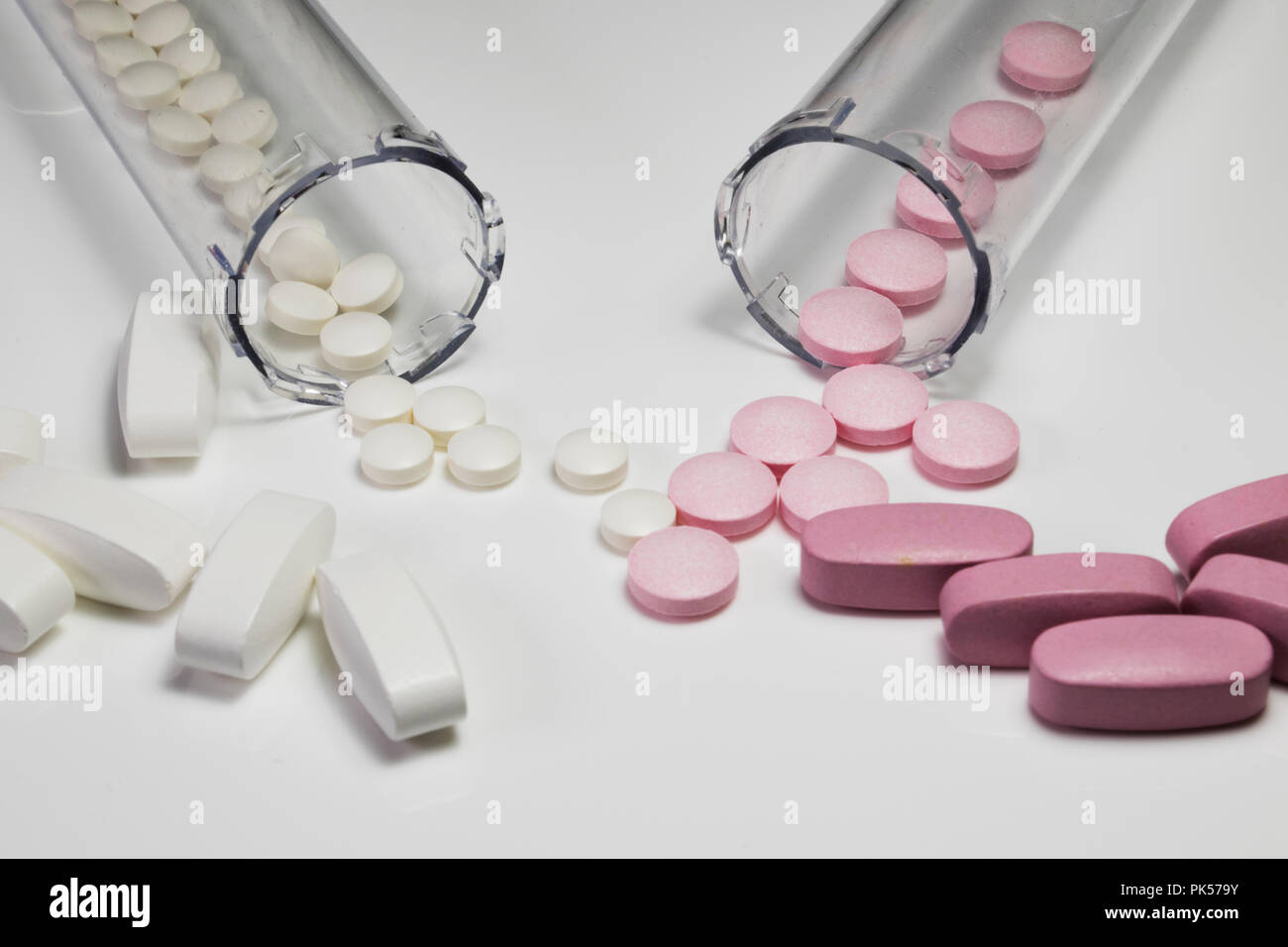 Farmaci e pillola bottiglie. Close up di medicina ospedale isolato su sfondo bianco. Pillola ricarica, droghe sintetiche. Foto Stock
