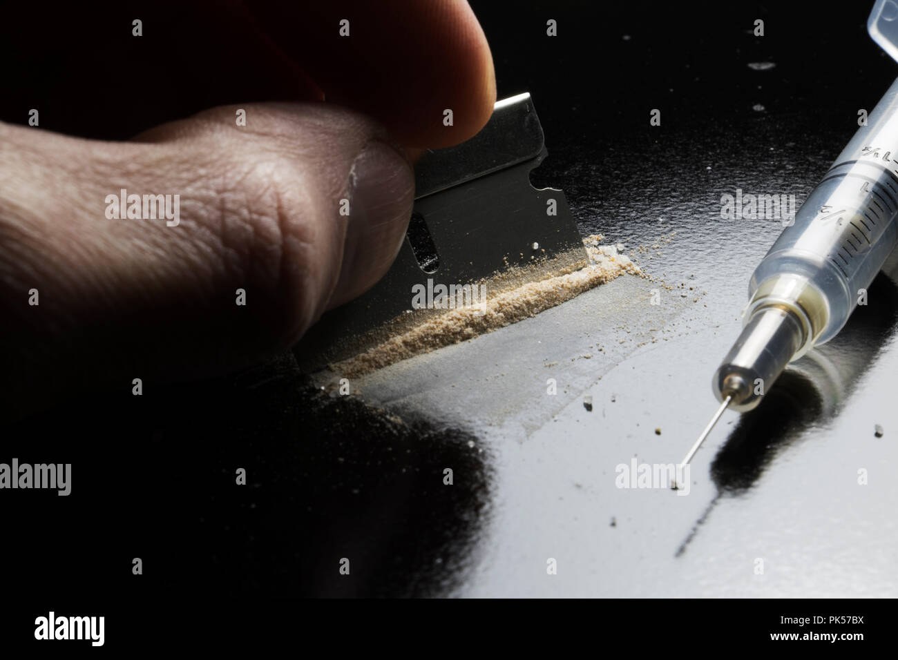 Guerra alla Droga. Cartello di farmaco e la guerra alla droga. Lama di rasoio e aghi. Foto Stock