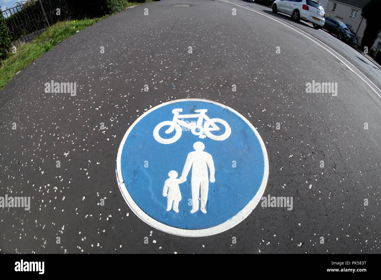 Uso condiviso segno percorso bike bambino genitore segno blu in marciapiede Foto Stock