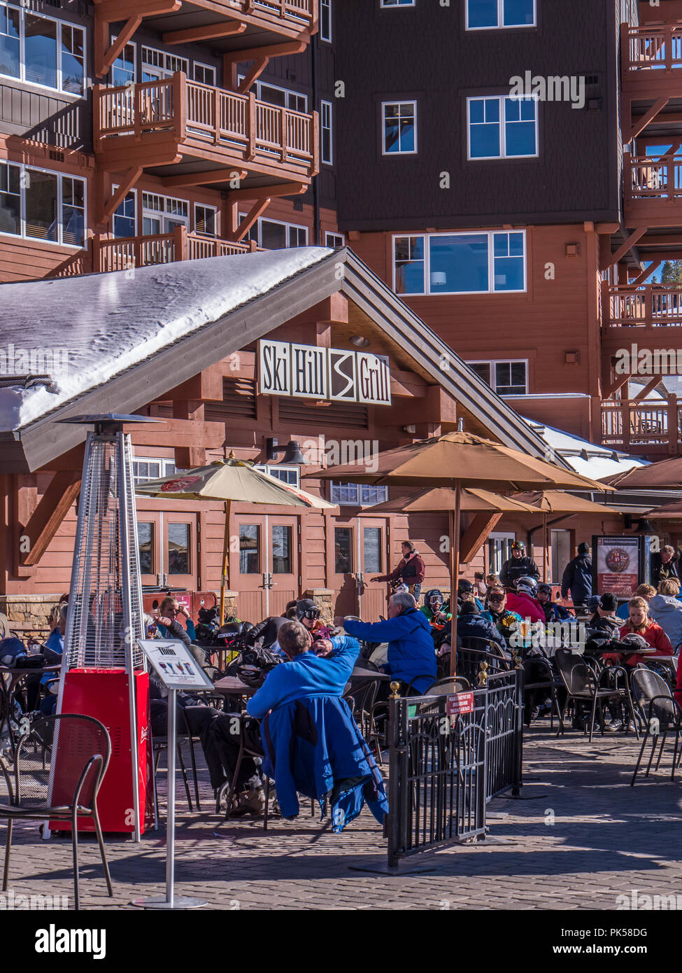 Pomeriggio al colle di sci Gill alla base del picco 8, Breckenridge Ski Resort, Breckenridge, Colorado. Foto Stock