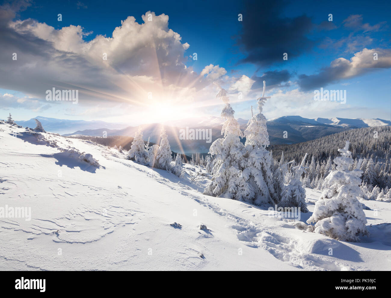 Sunne mattina in scena la montagna d'inverno. Foto Stock