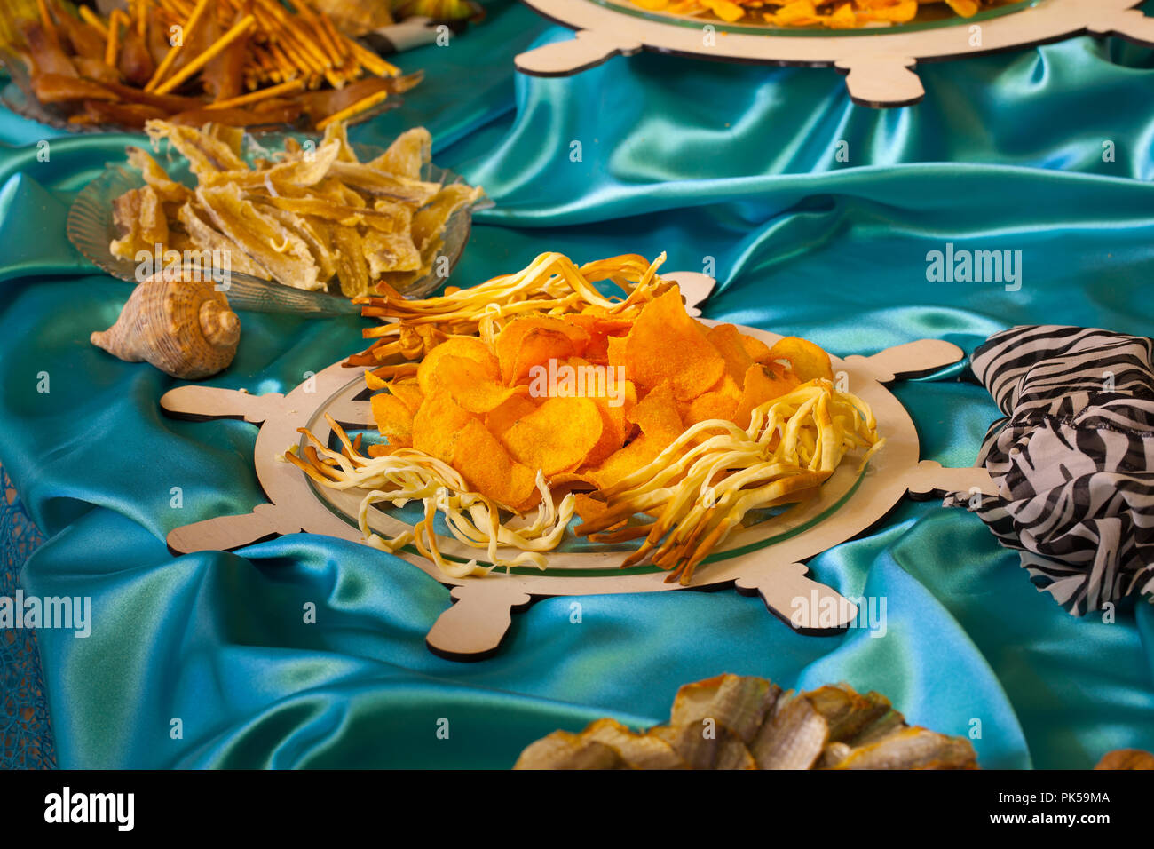Patatine e snack di pesce sulla tavola di matrimonio in stile marittimo. Foto Stock