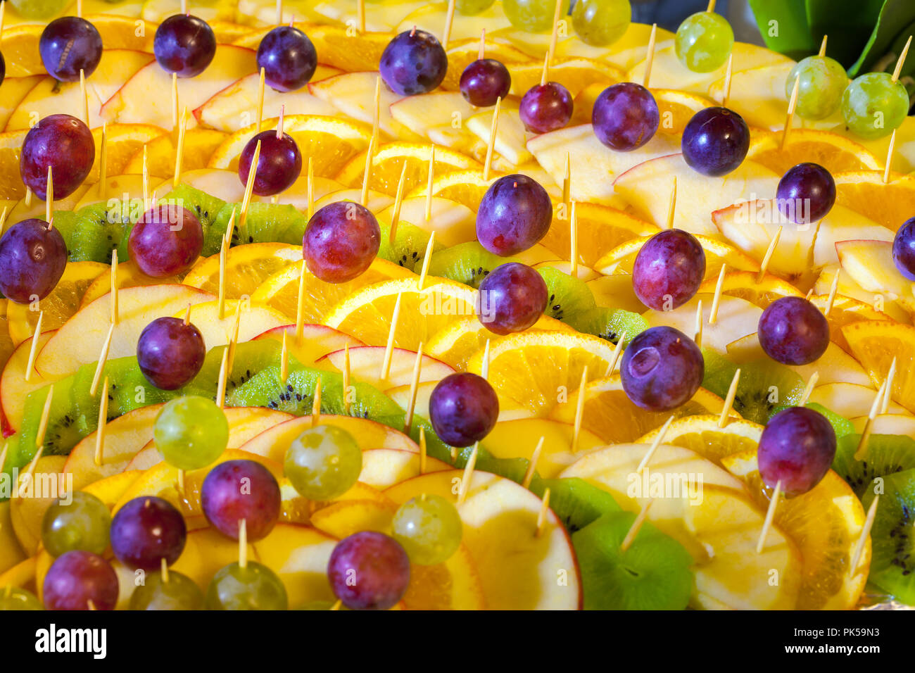 Frutta a fette sulla tabella di nozze Foto Stock