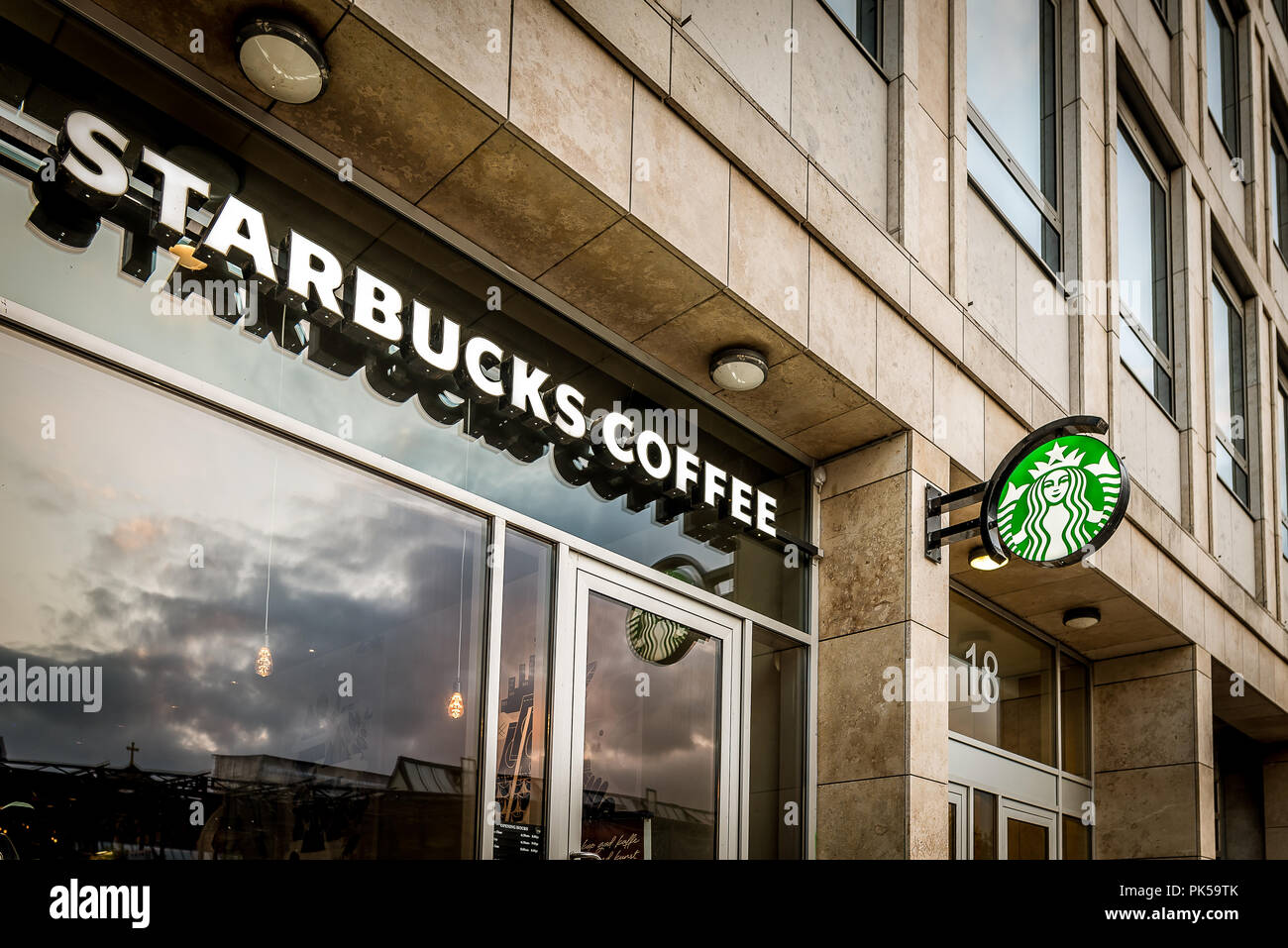 L'ingresso a uno Starbucks Coffeehouse con il logo verde, Copenaghen, 6 settembre 2018 Foto Stock