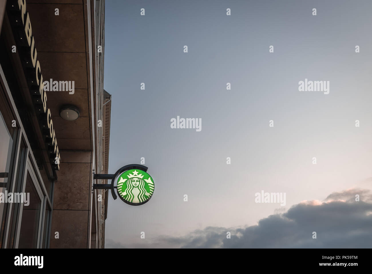 Starbucks Coffeehouse con il logo verde contro un cielo blu con il testo space, Copenaghen, 6 settembre 2018 Foto Stock