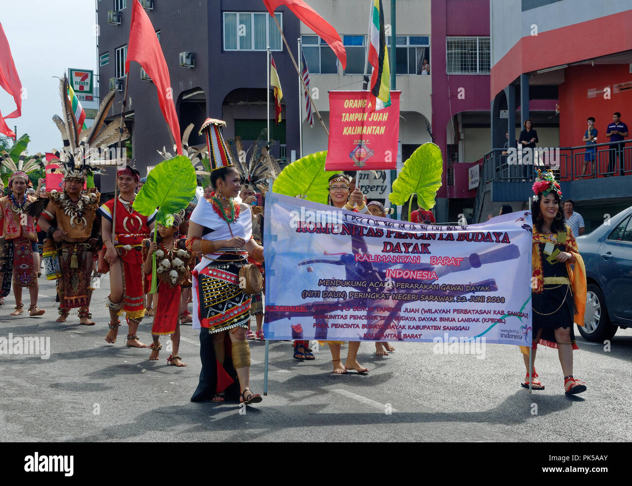 Celebrazione Gawai parade, Borneo nativi in abito tradizionale, Kuching, Sarawak, Malaysia Foto Stock