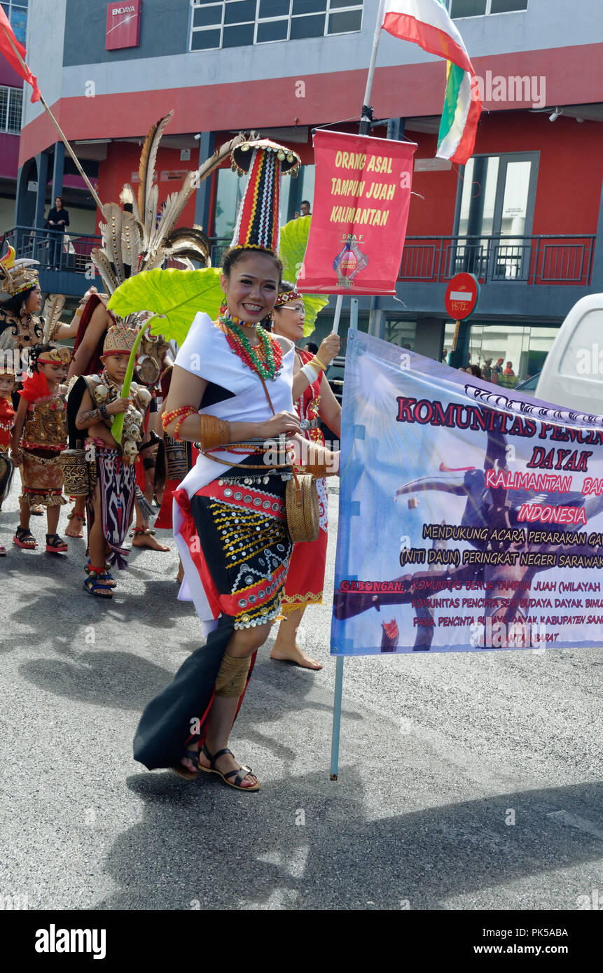 Celebrazione Gawai parade, Borneo nativi in abito tradizionale, Kuching, Sarawak, Malaysia Foto Stock