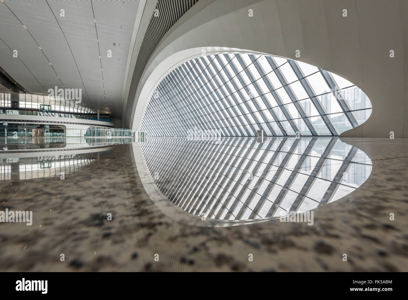 Chongqing Cina - Giugno 15, 2018: Partenza hall della stazione ferroviaria ovest Foto Stock