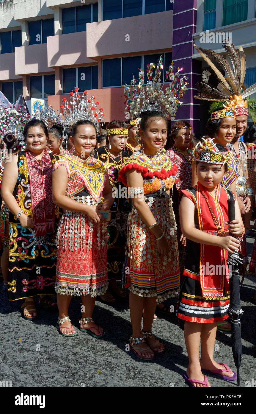 Celebrazione Gawai parade, Borneo nativi in abito tradizionale, Kuching, Sarawak, Malaysia Foto Stock