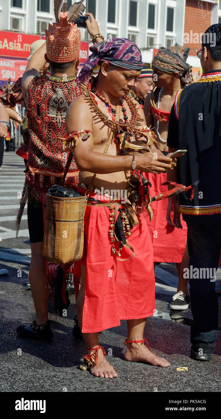 Celebrazione Gawai parade, Borneo nativi in abito tradizionale, Kuching, Sarawak, Malaysia Foto Stock