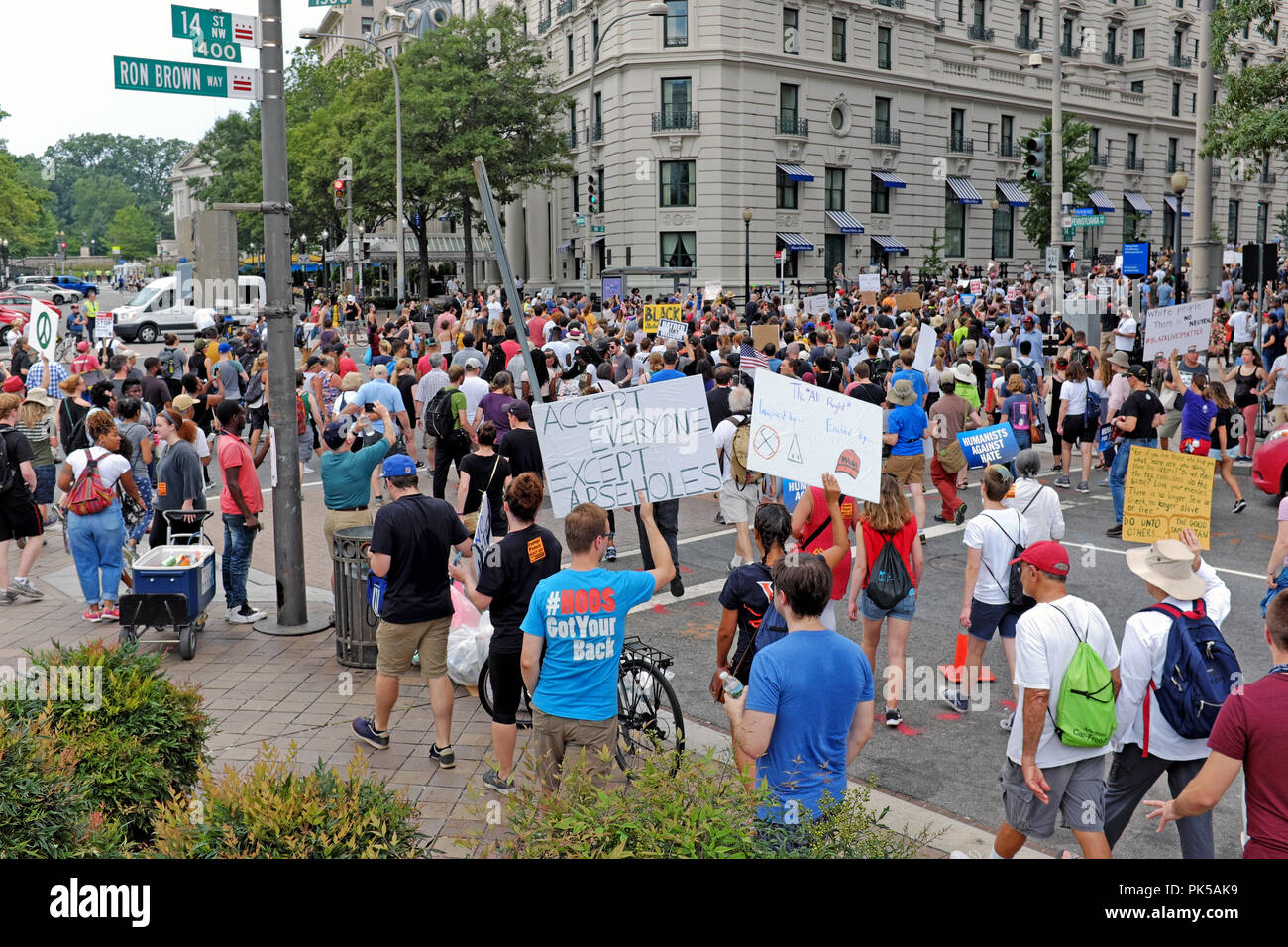 Manifestanti mobilitazione contro il razzismo e l'Odio fare il loro modo di 14th Street a Washington DC sul loro modo di Lafayette Park per protestare contro la alt-destra. Foto Stock
