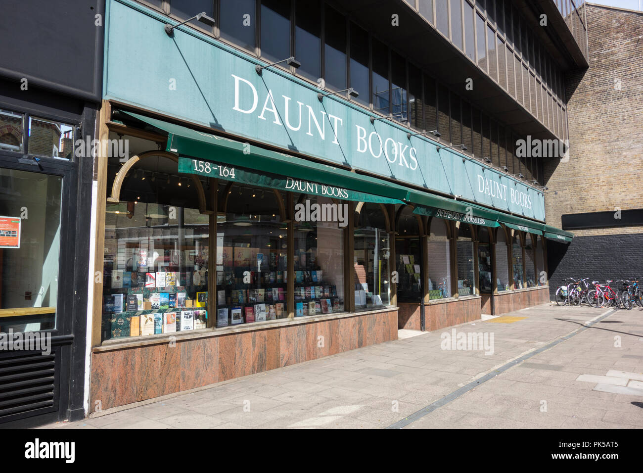L'esterno della Daunt Books, Fulham Road, Londra SW10, Regno Unito Foto Stock