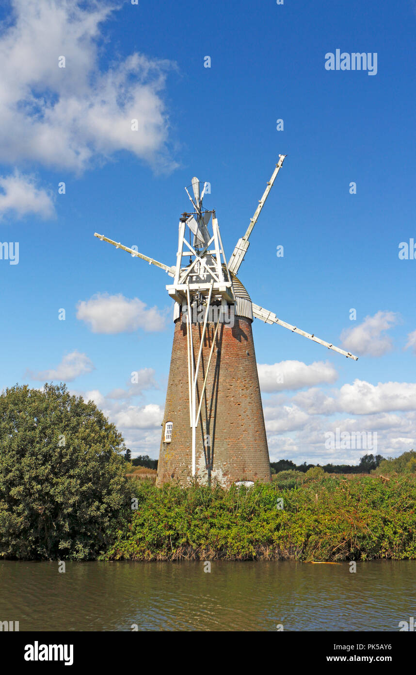 Una vista del fondo erboso Fen mulino di drenaggio dal fiume Ant su Norfolk Broads da come Hill, Ludham, Norfolk, Inghilterra, Regno Unito, Europa. Foto Stock