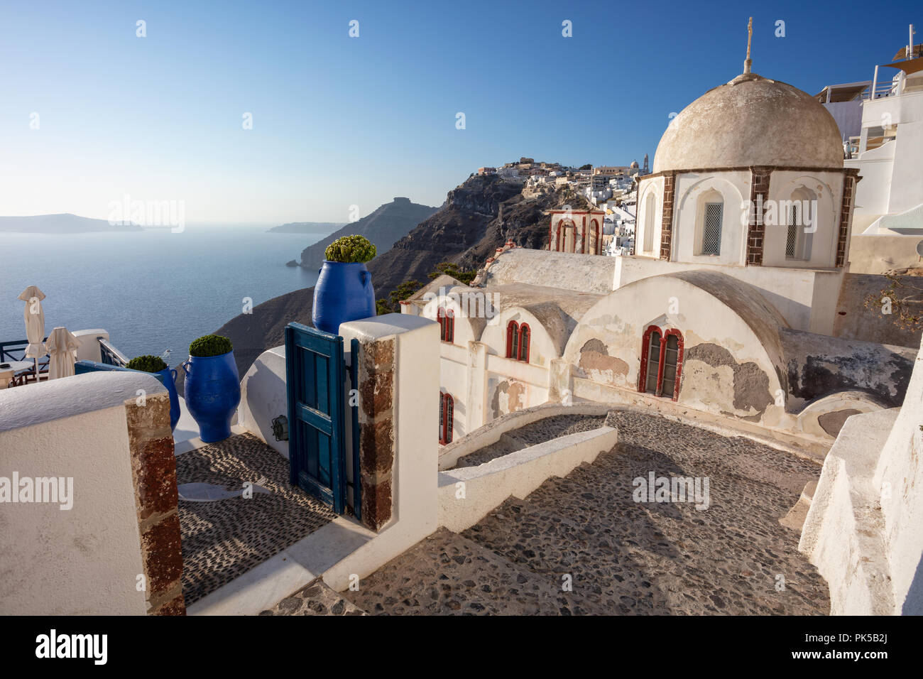 Thira, Santorini. Immagine del famoso villaggio Thira situato in corrispondenza di una delle Cicladi isola di Santorini, Egeo Meridionale, Grecia. Foto Stock