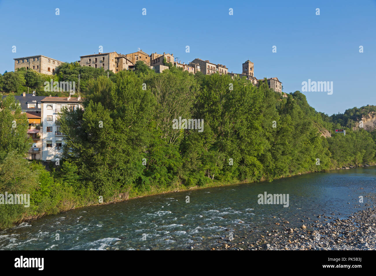 Ainsa e il fiume Cinca, provincia di Huesca, Aragona, Spagna. Foto Stock