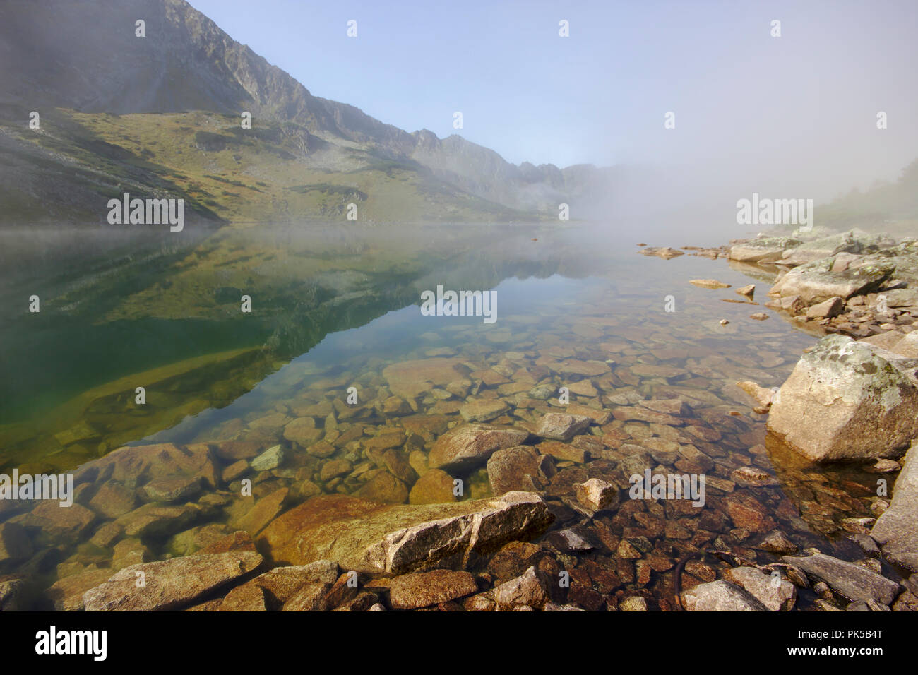 Mattina sul Lago Przedni Staw Polski nella Valle dei Cinque Laghi Polacco, Polonia, Monti Tatra Foto Stock
