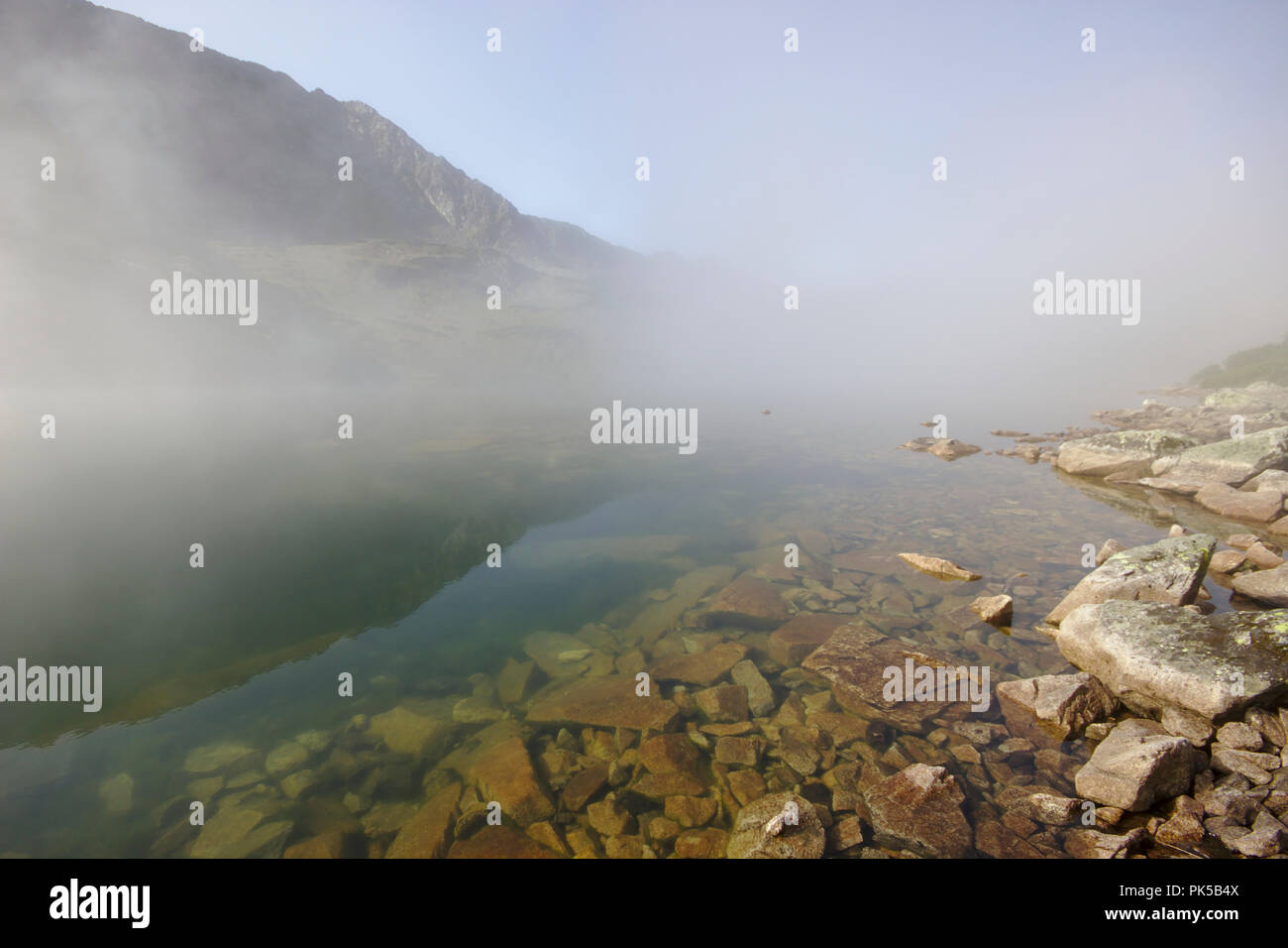 Mattina sul Lago Przedni Staw Polski nella Valle dei Cinque Laghi Polacco, Polonia, Monti Tatra Foto Stock