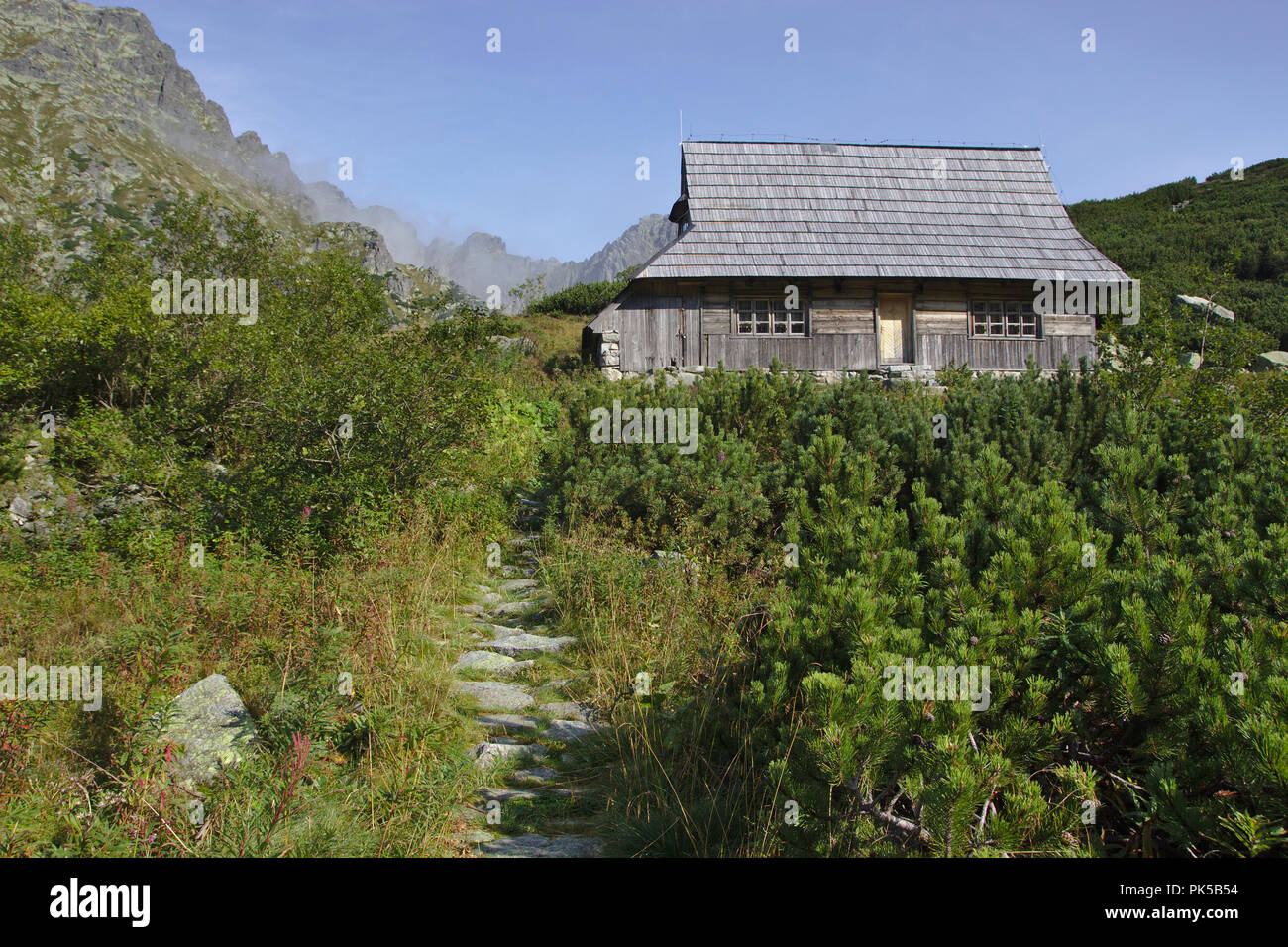 Vecchio capannone di legno nella Valle dei Cinque Laghi polacco, monti Tatra, Polonia Foto Stock