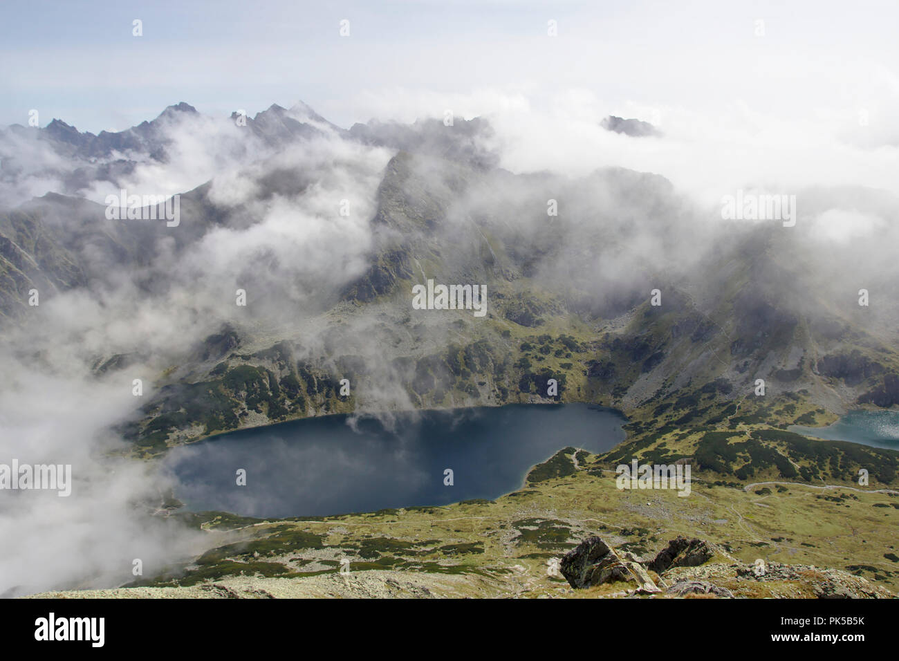Vista da Kozi Wierch sulla Orla Perc ridge nella valle di 5 Laghi polacco con Wielki Staw Polski, monti Tatra, Polonia Foto Stock