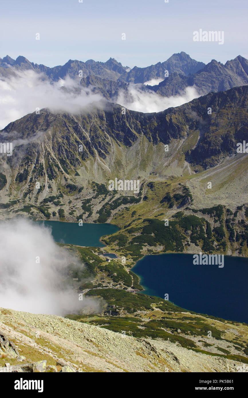 Vista da Kozi Wierch sulla Orla Perc ridge nella valle di 5 Laghi polacco con przedni staw polski e wielki staw polski, monti Tatra, Polonia Foto Stock