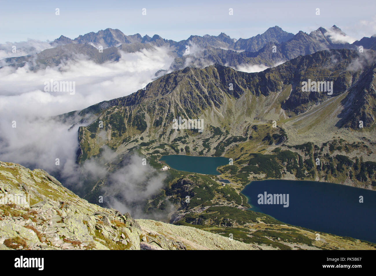 Vista da Kozi WIerch su Orla Perc cresta a Przedni Staw Polski e Wielki Staw Polski, Valle di 5 laghi, monti Tatra, Polonia Foto Stock