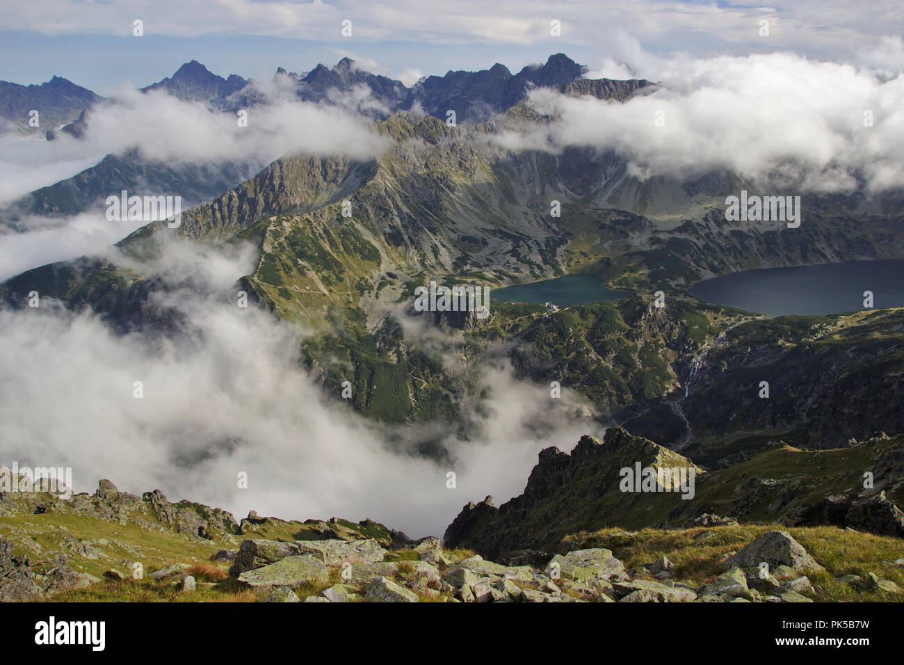 Laghi Przedni Staw Polski andWielki Staw Polski nella valle di 5 Laghi polacco, vista da Orla Perc ridge, monti Tatra, Polonia Foto Stock