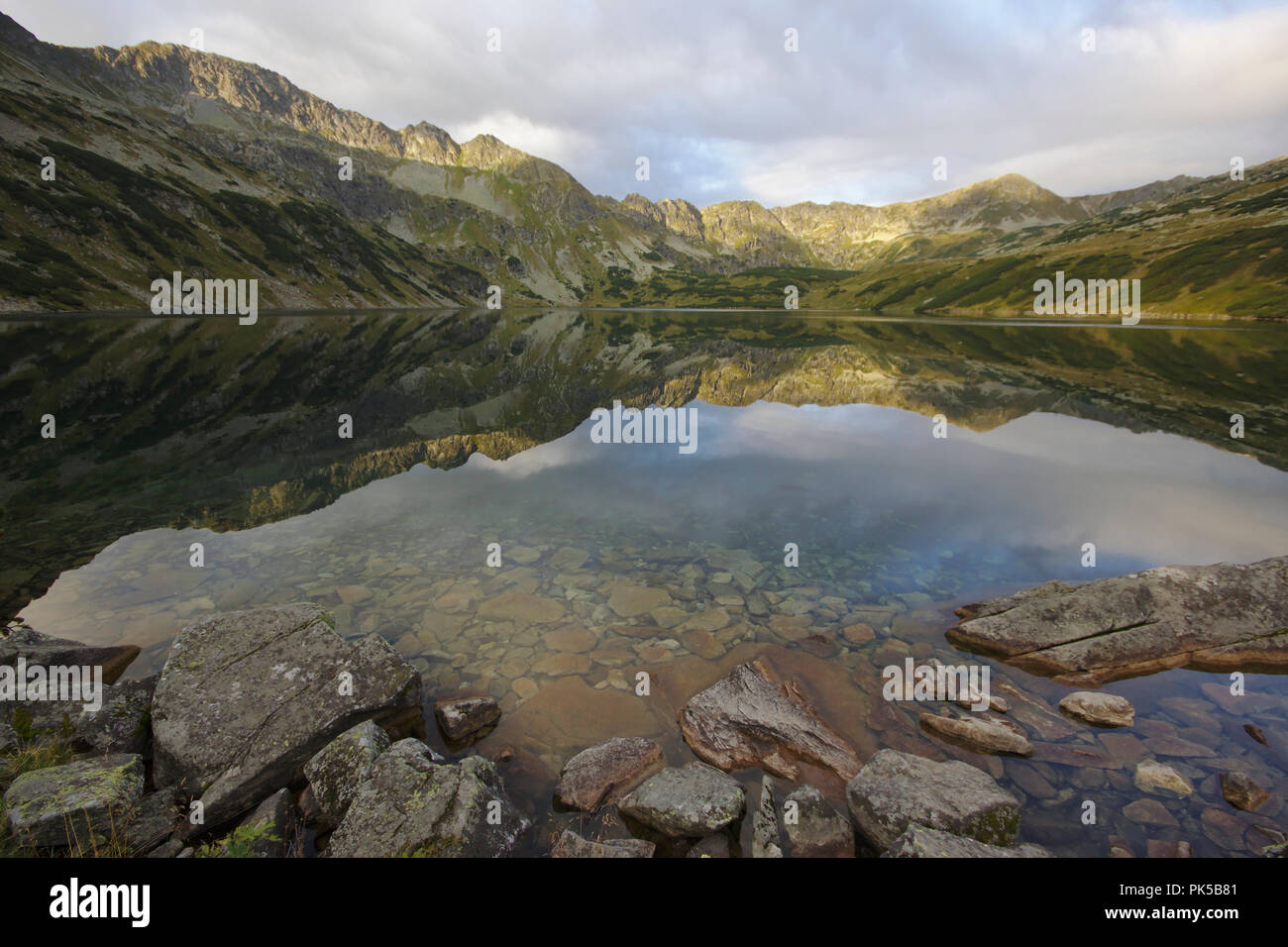 Lago Wielki Staw Polski nella Valle dei Cinque Laghi Polacco, Polonia, Monti Tatra Foto Stock
